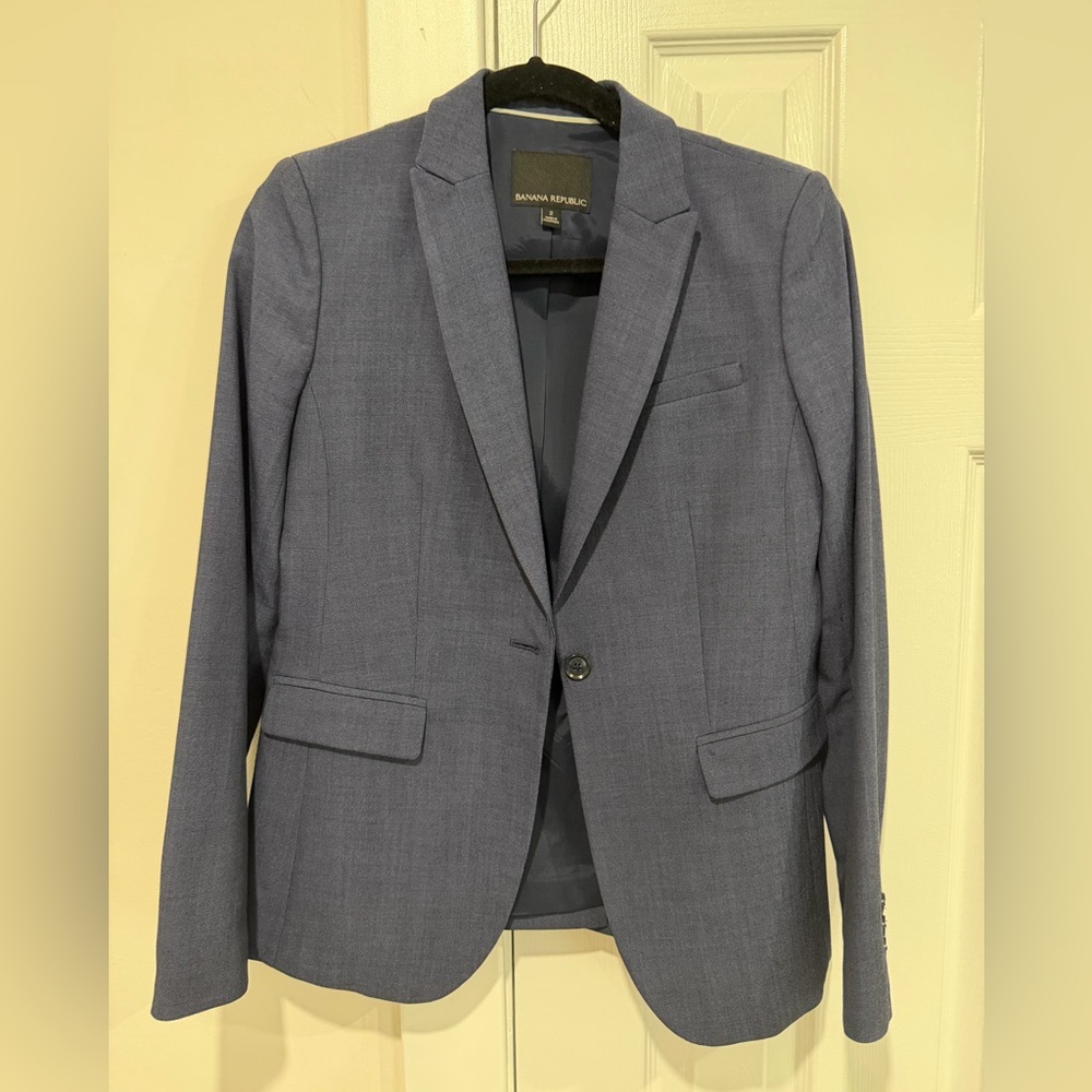 Women’s Banana Republic pant suit in Navy (size 2 blazer, 6 pants) fits like 4